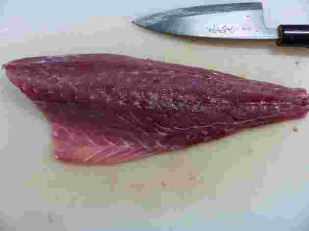 3枚におろして腹骨をすいたハチビキの赤い切り身