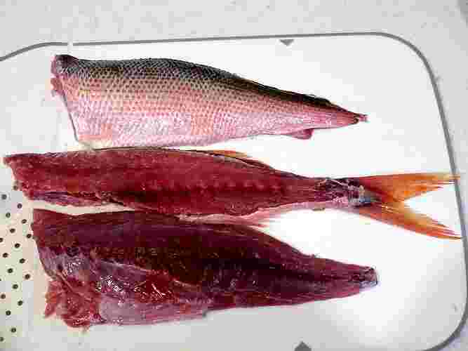 身も真っ赤な3枚に下ろしたハチビキ