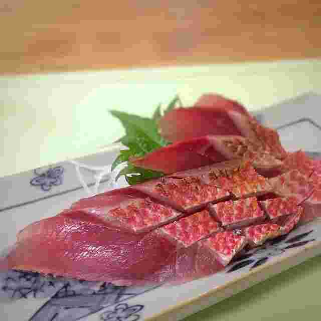 脂が乗った皮に焼き目を入れたおいしそうなハチビキの刺身