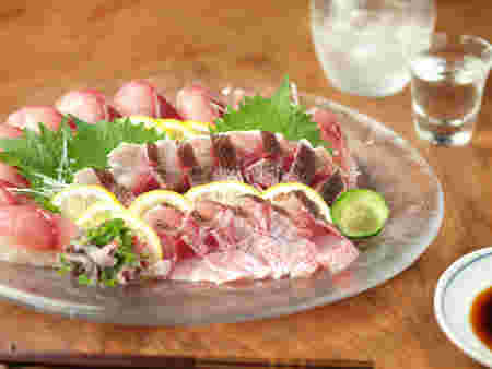 レモンとしそを添えて、皮つきで脂がのったハチビキの刺身