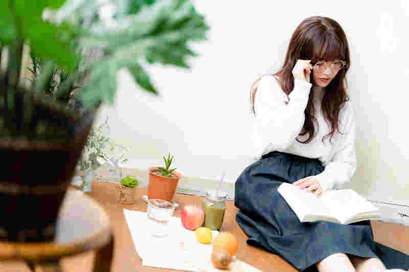 本を読む女性