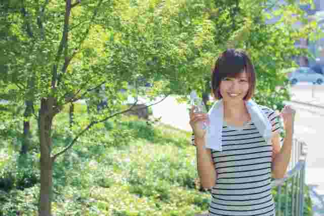 運動する女性
