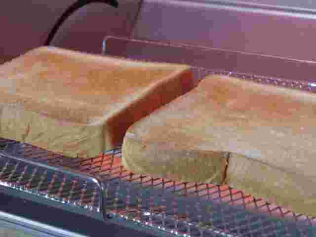 食パンをトースターで焼く様子