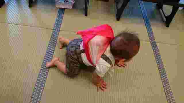 一升餅を背負っている子ども