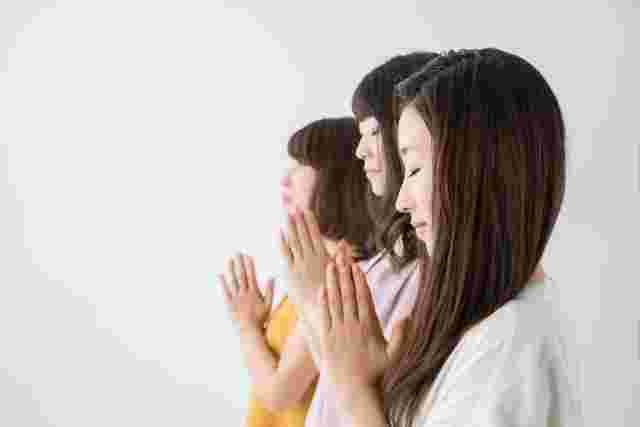 お願いする女性