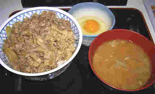 吉野家の牛丼特盛と卵とお味噌汁