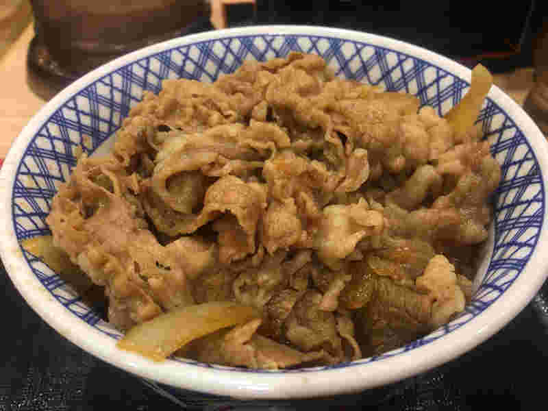 丼ぶりいっぱいに盛られた吉野家特盛牛丼