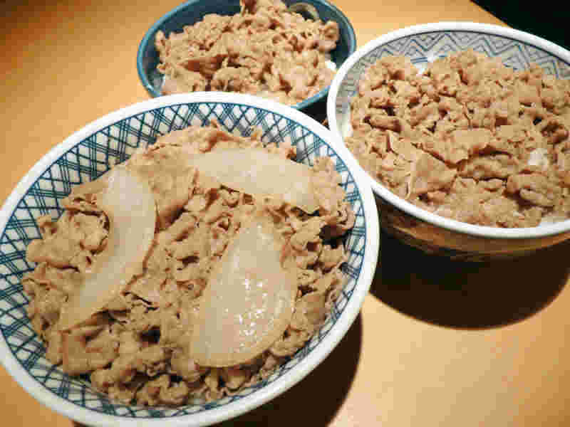 丼ぶりに盛られた様々な大きさの牛丼