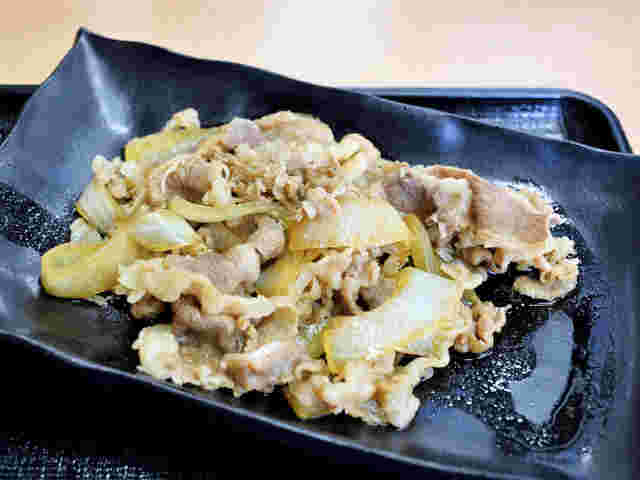 皿に盛られた吉野家の牛丼の具