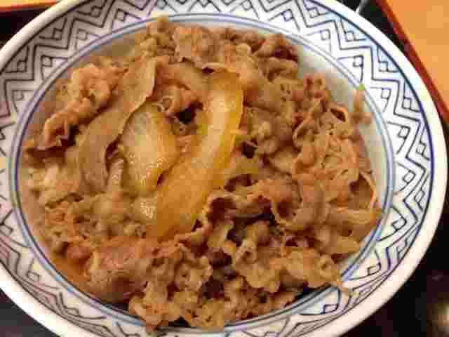 丼ぶりに盛られた吉野家の大盛牛丼
