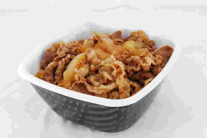 テイクアウト容器に盛られた吉野家の牛丼