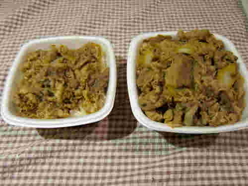 テイクアウト容器に盛られたサイズが違う牛丼２つ