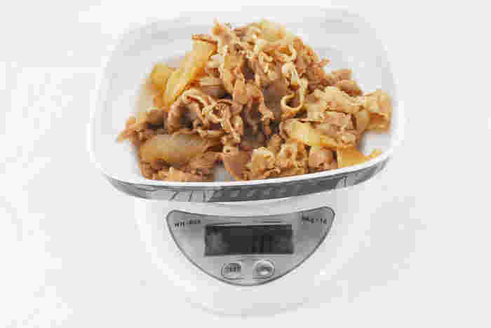 はかりにのせた牛丼の具