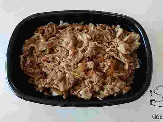 容器に盛られたすき家のメガ盛り牛丼