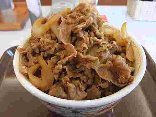 丼ぶりに具がたっぷり盛られたすき家のメガ盛り牛丼