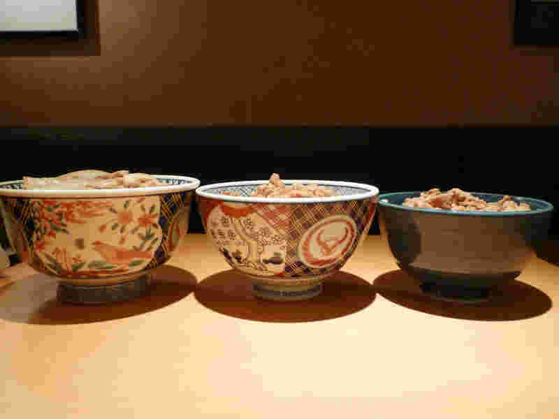 3つのサイズの丼ぶりに盛られた牛丼
