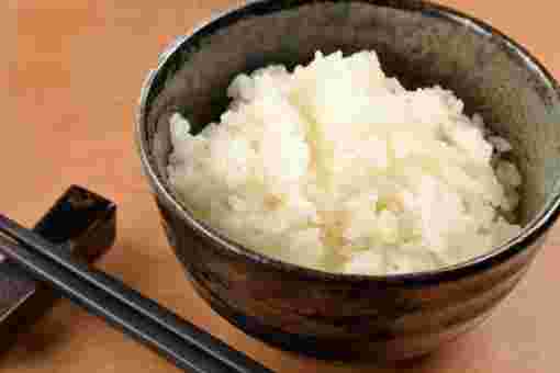 炊き立てご飯とお箸
