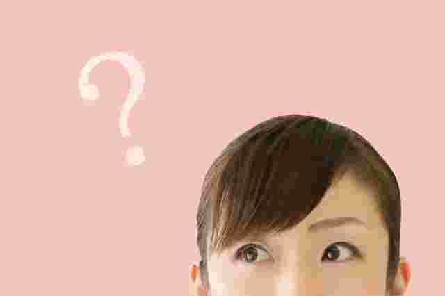 疑問に思っている女性の写真です