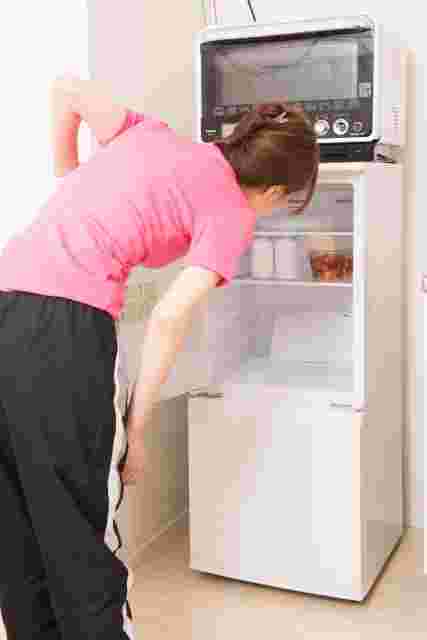 冷蔵庫をのぞく女性