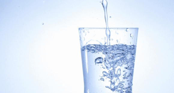 コップに注がれる水