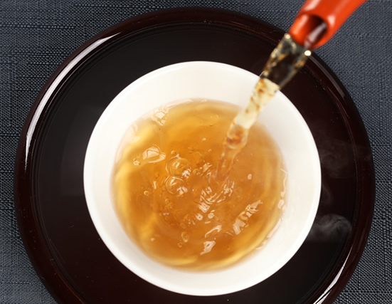 湯飲み茶わんに注がれるごぼう茶