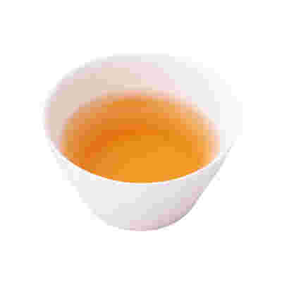 白い湯飲み茶碗に入ったごぼう茶
