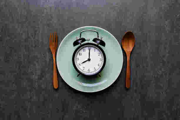 お皿の上に時計がのっている