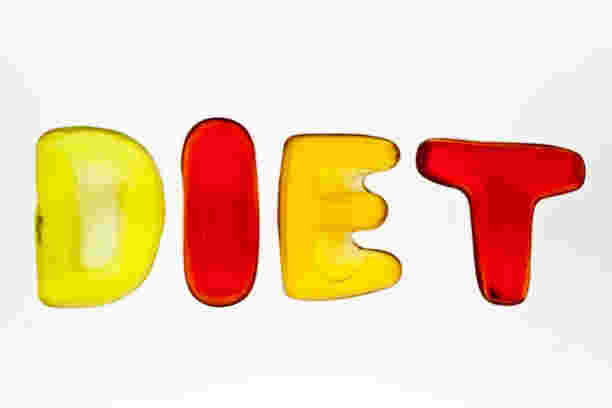 アルファベットのグミでDIETと書かれている写真