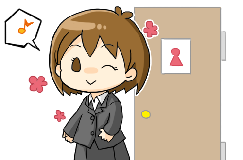 トイレの前で笑顔な女の子