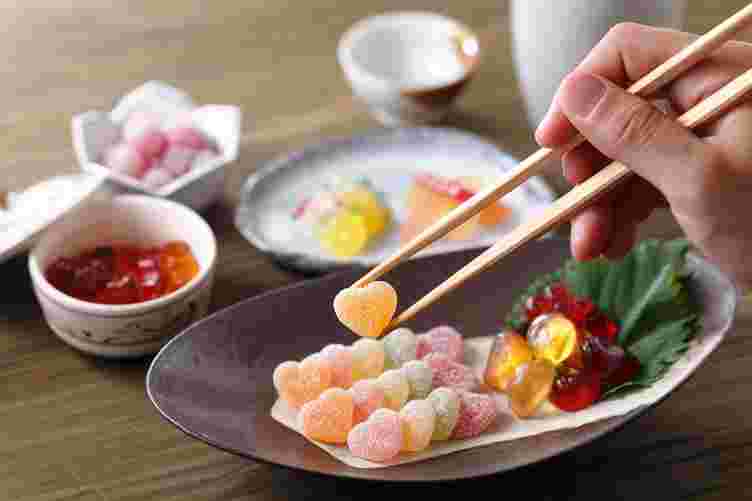 食事の皿に料理の代わりにグミが盛られていている写真