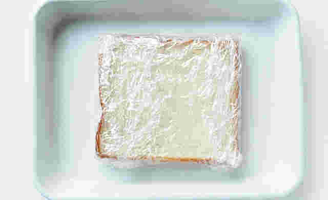 ラップで包んだ食パン