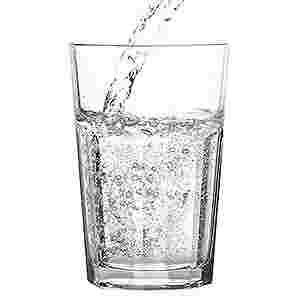 コップに注がれる炭酸水