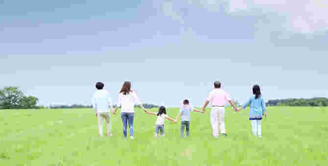 健康的に歩く家族