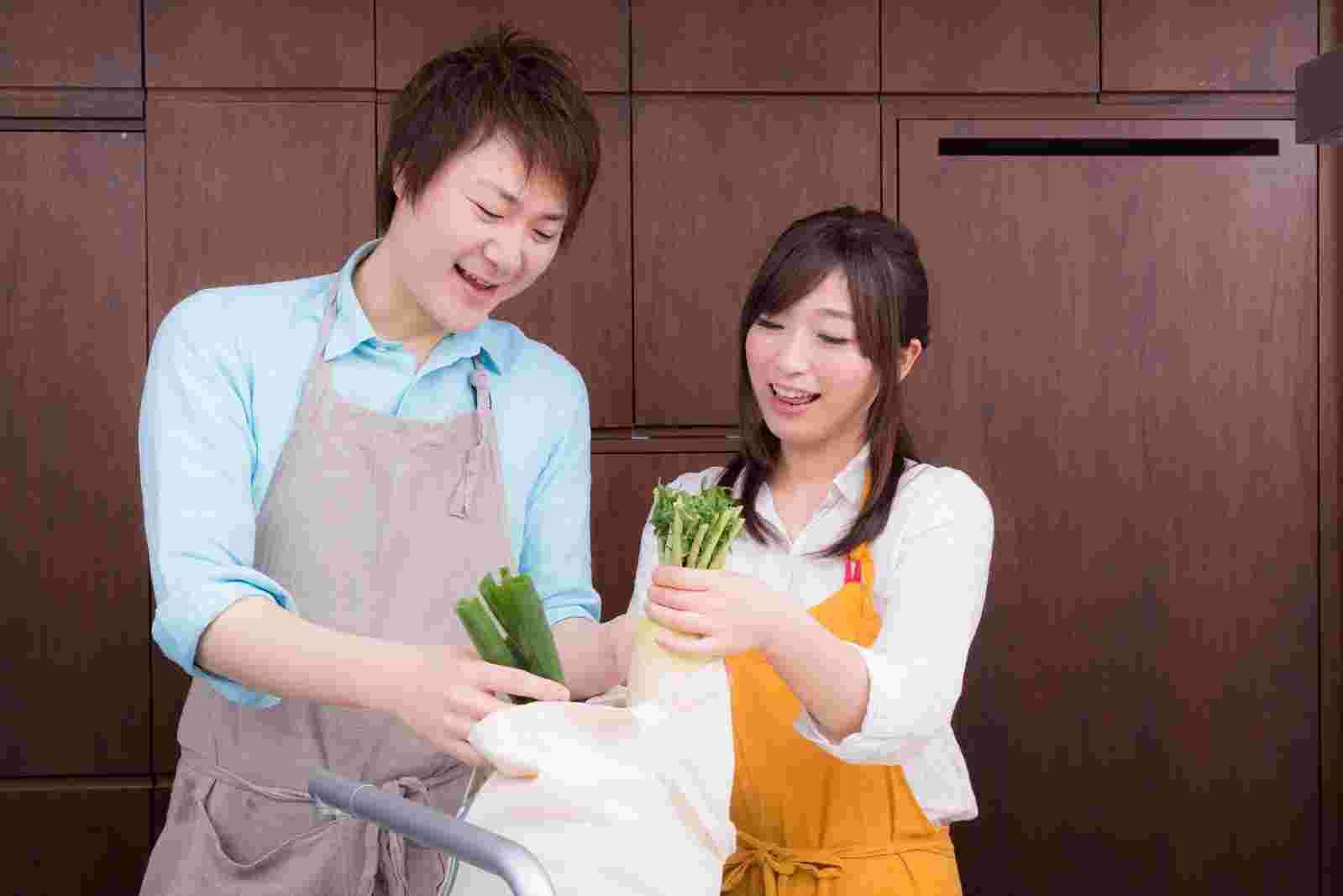 大根を取り出す夫婦