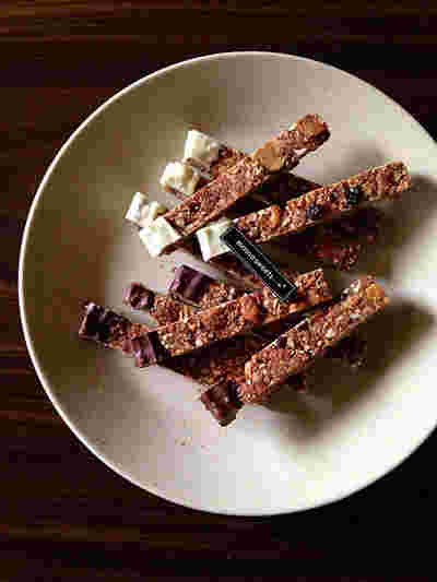 チョコレートグラノーラバーが白いお皿に盛りつけられた画像