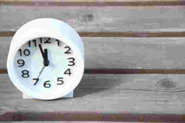 12時を指そうとする時計