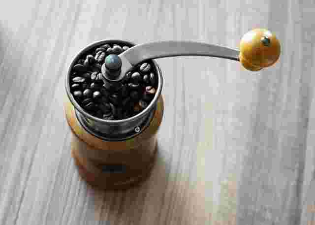 コーヒーミルで豆を挽いている様子