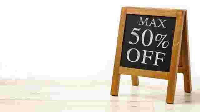 50%OFFと書かれた黒板ボード