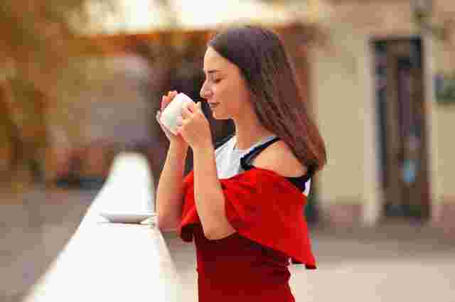珈琲を飲む赤い服を着た女性