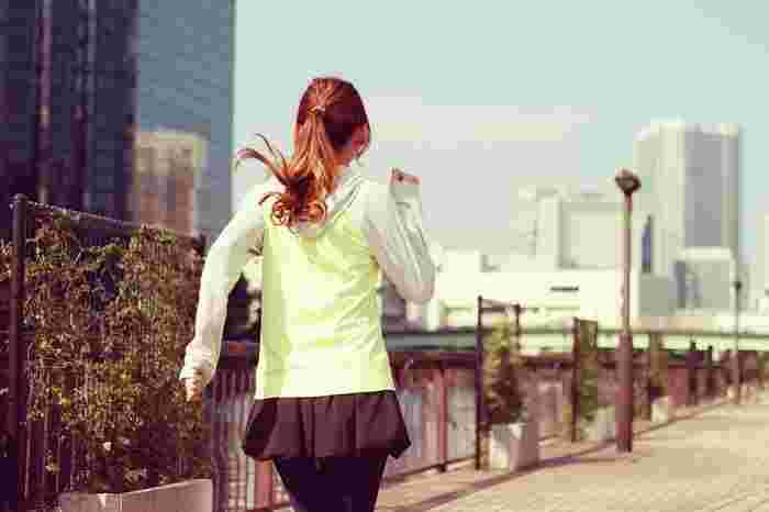 運動する女性
