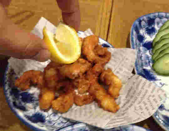 揚げ物にかけるレモンの絞り方