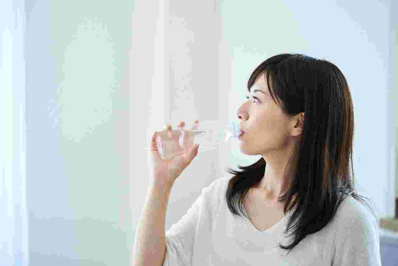 水を飲んでいる女性の画像