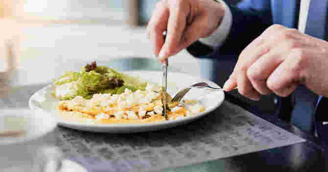 食事を食べている人の画像