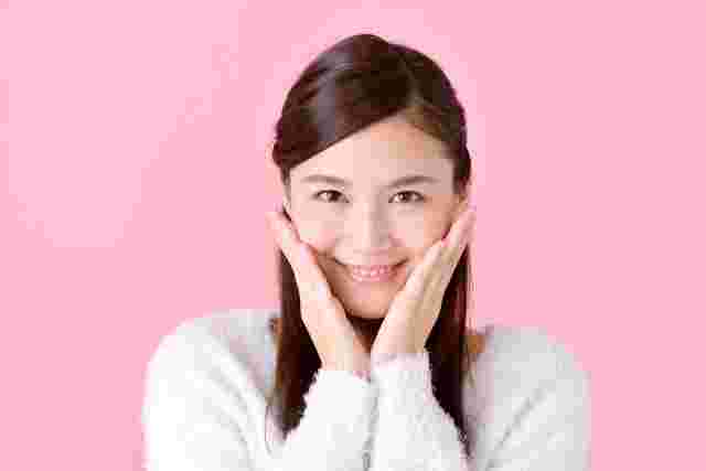 笑顔の美肌女性