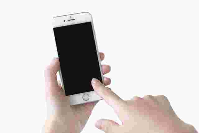 スマホを操作する手
