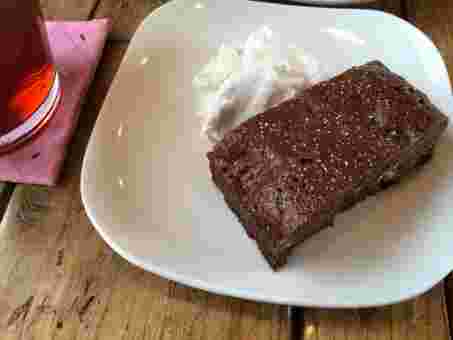 カフェで食べるチョコレートブラウニー