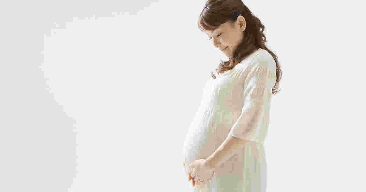 お腹を抱えている妊婦