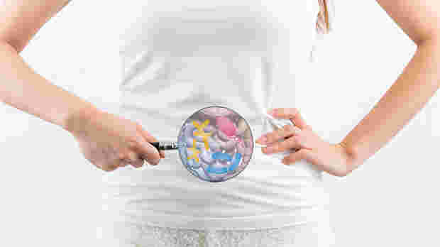 お腹の前に虫眼鏡をあてている様子