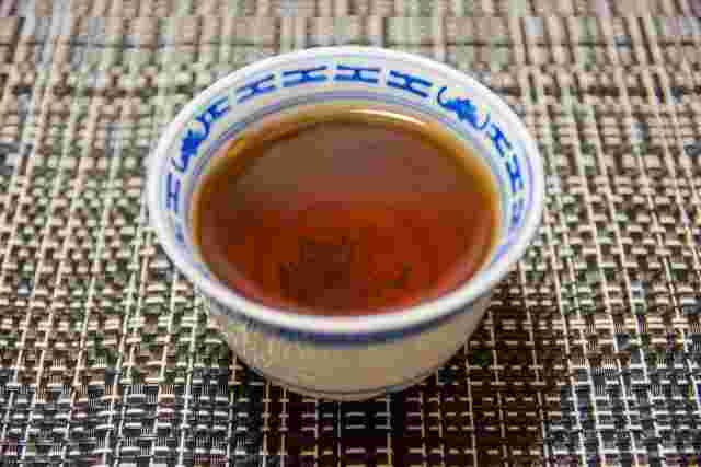 湯呑のプーアル茶
