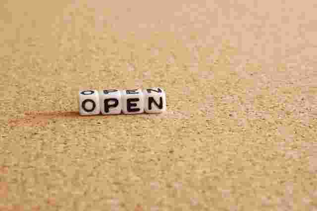 ビーズでOPENと書かれている